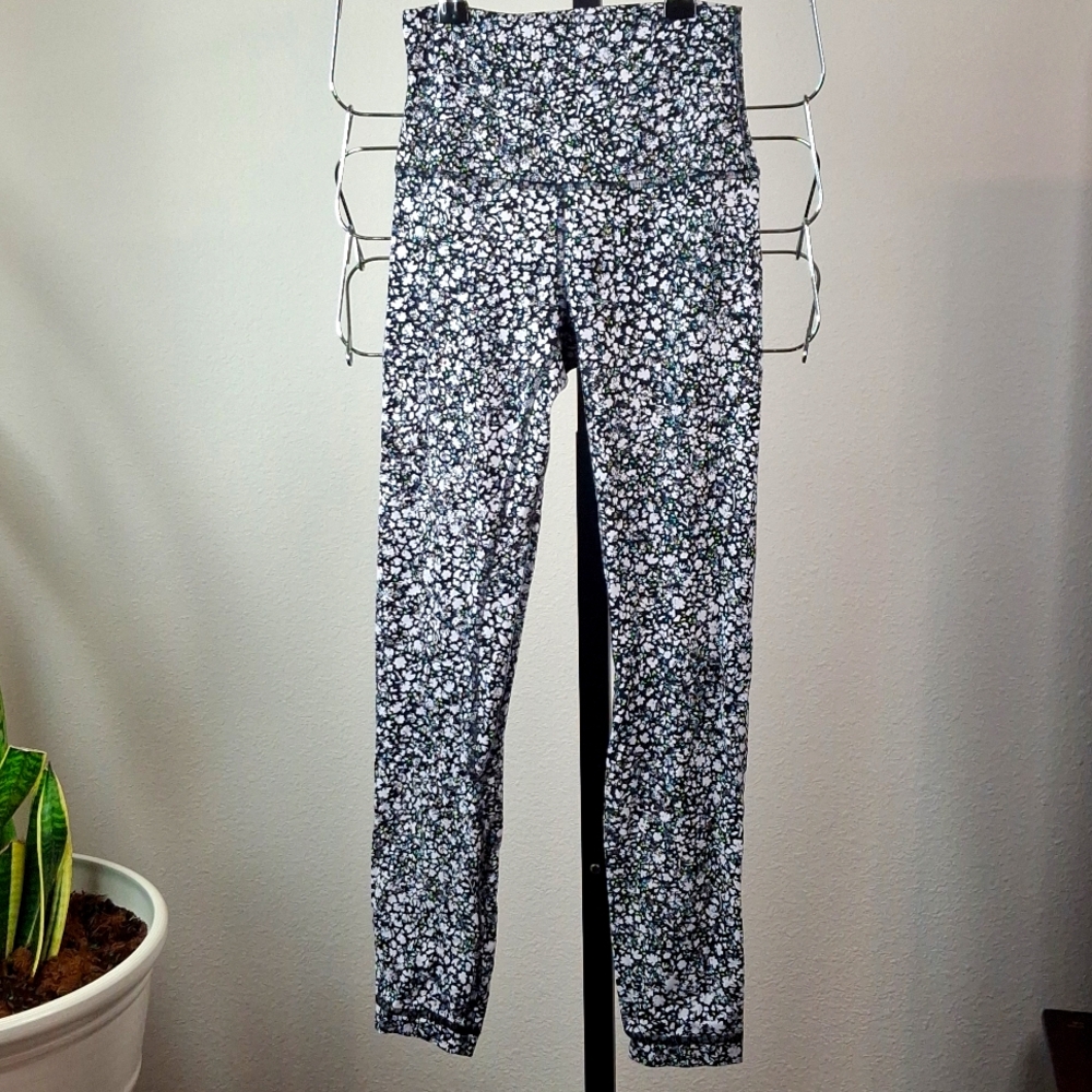 Lululemon Align High-Rise Venture Floral Alpine White Black size 2